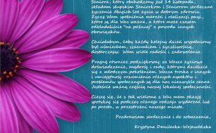 Na zdjęciu widzimy tło - w formacie niebieskiego drewna, z lewej strony filetowy duży kwiat prawie na pół obrazka oraz życzenia od Prezydentki Miasta ( zgodnie z tekstem poniżej) napisane białą czcionką